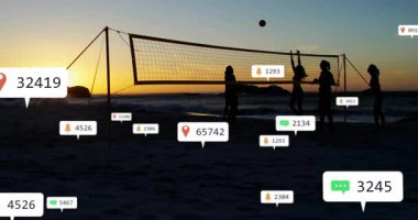 Beşinci grup kadın gün batımında plaj voleybolu oynuyor. Pazarlama için bilgilendirme simgeleri gösteriyorlar. Siluet, atletik, boş zaman, açık hava, canlı, dijital, sosyal