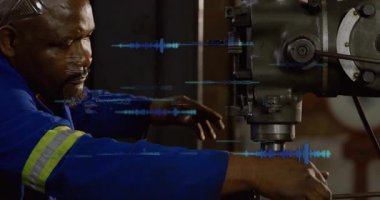 Makine atölyesindeki değirmen makinesini çalıştıran erkek operatör mavi dalga formu animasyon örtüleri gösteriyor. Fabrika, imalat, robotik, mühendislik, otomasyon, kesinlik, sanayi