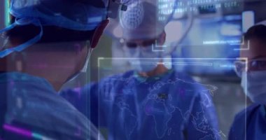 Holografik veri grafikleri ve dünya haritası ile ameliyat yapan tıbbi ekip, rehberlik hizmeti sunar. Sağlık, sağlık, teknoloji, yenilik, işbirliği, hassasiyet, profesyonellik