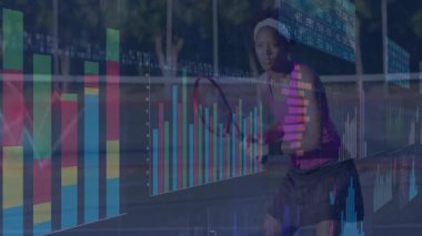 Sahada raket sallayan bayan sporcu, animasyon spor teknolojisi grafikleri ve pasta grafikleri gösteriyor. Sporcu, spor, veri, teknoloji, fitness, performans, analitik