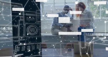 Ofis teknik merkezinde elinde tabletle oturmuş yüzen veri tabletlerini gösteren iki meslektaş. İşbirliği, yenilik, dijital, modern, çalışma alanı, takım çalışması, analitik