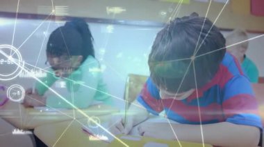 Sınıf arkadaşları eğitim içeriği için dijital grafikler içeren çalışma masalarında yazı yazıyorlar. Eğitim, işbirliği, yaratıcılık, yenilik, öğrenme, teknoloji, gençlik