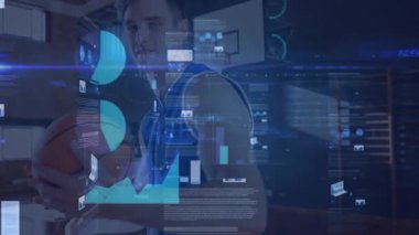 Erkek sporcular basketbol sahasında holografik veri grafikleriyle spor teknolojisi kullanıyorlar. Sporcular, spor, yenilik, dijital, eğitim, takım çalışması, performans