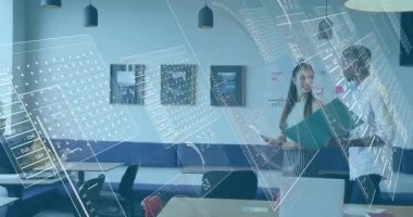 İş dünyası salonunda fikir alışverişinde bulunan meslektaşlar, holografik veri tabloları cihazların üzerinde yüzerken. İşbirliği, yenilik, teknoloji, modernlik, takım çalışması, girişim, dijital