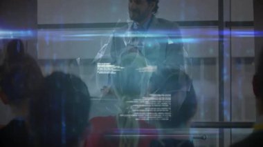 İş dünyasının önde gelen kadın sunucusu, holografik küreyi, ağ simgelerini, kod örtülerini gösteriyor. Teknoloji, yenilik, kurumsal, geleceksel, veri, iletişim, ağ