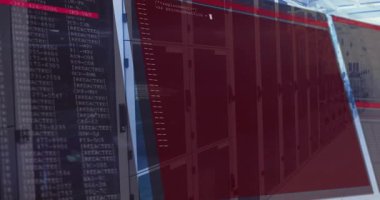 Düz tasarımda döndürme standı üzerinde redakte edilmiş listeleri ve JavaScript fonksiyonlarını gösteren çift monitörler. Teknoloji, çalışma alanı, programlama, yazılım geliştirme, modern, dijital, elektronik