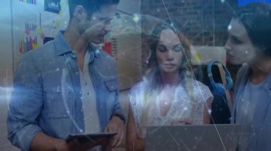 Dizüstü bilgisayarın etrafında iş birliği yapan meslektaşlar yüzen analitik kaplamaları, çizelgeleri ve tablet kullanımını gösteriyor. Yenilik, takım çalışması, dijital, teknoloji, iş, veri, üretkenlik