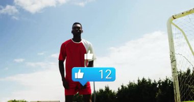 Futbolcu sıçrıyor, yüzen başparmaklar ve spor pazarlamasını hedef alan veri baloncukları gösteriyor. Sporcu, spor, hareket, açık hava, dinamik, güçlendirme, kutlama