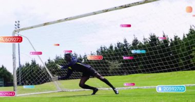 Futbol sahasında yatan kaleci, yüzen mercek yüzen spor aletleri ikonlarını vurguluyor. Sporcu, spor, açık hava, canlı, rekabet, fitness, dijital