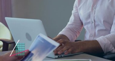 Finans ofisinde dizüstü bilgisayarda çalışan adam turkuaz bar grafikleri ve mor çizgi grafiklerini gösteriyor. Dijital, analitik, modern, profesyonel, veri, teknoloji, çalışma alanı