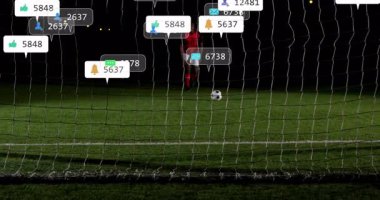 Erkek futbolcu gece sunumunda topa vuruyor, yüzen sosyal medya pazarlama grafikleri var. Sporcu, yeşillik, dinamik, rekabet, canlılık, profesyonel, açık hava