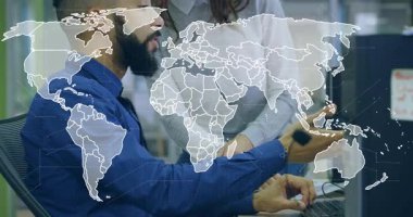 Teknoloji masasında çalışan sakallı adam ve iş arkadaşları yüzen dijital dünya haritası gösteriyorlar. Teknoloji, takım çalışması, modern, yenilik, analiz, veri, profesyonel