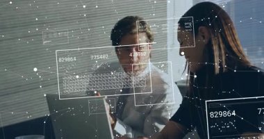 İş ekibi masadaki dizüstü bilgisayarları inceliyor. Animasyon grafikleri sayısal örtüşmeler gösteriyor. Teknoloji, işbirliği, yenilik, analitik, çalışma alanı, gelecek, veri