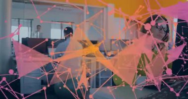 Açık planlı ofiste masasında yazı yazan bir kadın, mor turuncu ağ grafikleriyle monitörleri örtüyor. İşbirliği, yenilik, teknoloji, bağlantı, dijital, çalışma alanı, modernite