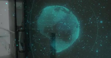 Kıdemli doktor hastane koridorundaki çocuğa steteskop yerleştiriyor, holografik küreyi yansıtıyor. Tıbbi, sağlık, fütüristik, teknoloji, pediatrik, profesyonellik, yenilik