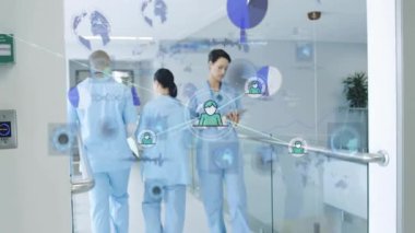 Hemşire tıkırtısı tableti, hastane koridorunda yürüyen meslektaşlar dijital sağlık grafikleri gösteriyor. Sağlık, teletıp, dijital, yenilik, takım çalışması, teknoloji, tıbbi