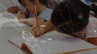 Sınıfta not defterlerine yazı yazan öğrencilere rehberlik eden öğretmen, veri ağı örtüsünü gösteriyor. Eğitim, akıl hocalığı, işbirliği, dijital bağlantı, öğrenme, yenilik, sınıf
