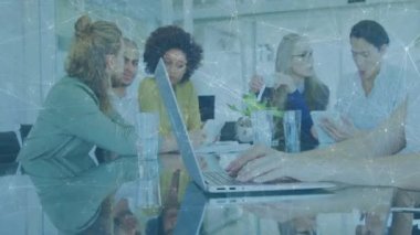 Altı meslektaş cam tablonun etrafında iş verilerini tartışıyor, hareketli grafik simgeleri yüzüyor. Profesyonel, işbirliği, modern, kurumsal, çalışma alanı, takım, iletişim