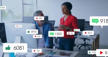 Kadın ve erkek iş arkadaşları ofiste tartışıyor, sosyal medya simgeleri ekranda geziniyor. İşbirliği, takım çalışması, dijital, modern, üretkenlik, iletişim, çalışma alanı