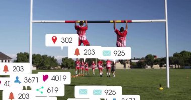 Gençler spor eğitiminde barfiks çekiyorlar. Tepki simgelerini örtüyorlar. Atletik, takım çalışması, fitness, motivasyon, açık hava, aktif giyim, dinamik