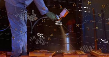 Endüstriyel teknisyen atölyede altıgen ağı ve HUD kaplamaları sergiliyor. Sanayi, zanaat, yenilik, teknoloji, makine, imalat, dijital