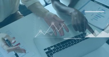 Bilgisayardaki dijital hat ve çubuk grafiklerini inceleyen iki kadın meslektaşım var. İş, takım çalışması, analitik, yenilik, profesyonel, teknoloji, strateji