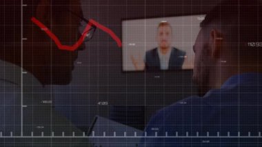 Toplantı odasında iki adam iş konferansını inceliyor, kırmızı çizginin animasyon çizelgesini gösteriyor. İşbirliği, takım çalışması, analiz, teknoloji, şirket, veri görselleştirme, profesyonel