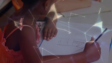 Eğitim alanında kağıda çizim yapan kız öğrenci holografik dünya ağı grafiklerini örtüyor. Futuristik, teknoloji, yenilik, yaratıcılık, öğrenme, dijital, eğitim