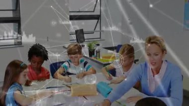 Sınıfta beş çocuğa rehberlik eden öğretmen, çizimler üzerinde yüzen veri tabloları ve ağ grafikleri. Öğrenim, eğitim, işbirliği, yaratıcılık, teknoloji, takım çalışması, eğitim