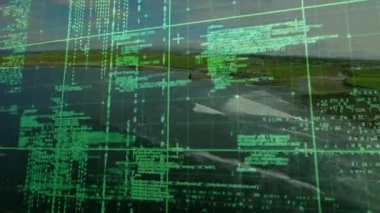Kayalık kıyı ve alanları kaplayan saydam yeşil ızgara, okyanus dalgaları üzerinde kayan kodu gösteriyor. Dijital, fütüristik, manzara, teknoloji, manzara, soyut, siber