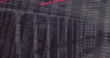 Sunucu rafları üzerinde kırmızı hata satırını işaretleyen ekranda yarı şeffaf üstüste gelen hata iletileri. Teknoloji, siber güvenlik, veri yönetimi, sanayi, dijital, gelecekçi, profesyonel