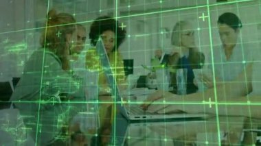 Ekip konferans masasında yeşil şebeke ile veri analizi üzerinde çalışıyor. İşbirliği, yenilik, teknoloji, iş dünyası, takım çalışması, strateji, dijital