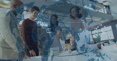 Mimari ekip üyeleri, küresel harita kaplamasını hedefleyerek makam modelini tartışıyor. İşbirliği, yenilik, planlama, şirket, beyin fırtınası, modernlik, takım çalışması