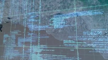 Sahil şeridi canlandırılıyor, turkuaz ızgarayı ve parlayan kodu kaplayan köpüklü dalgaları gösteriyor. Teknoloji, veri, ağ, dijital, fütüristik, deniz, soyut