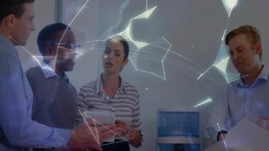 Su soğutucusunun orada toplanan profesyoneller teknoloji iş toplantısında küresel ağ grafiklerini sunuyorlar. İşbirliği, takım çalışması, yenilik, modern, kurumsal, teknoloji, iletişim