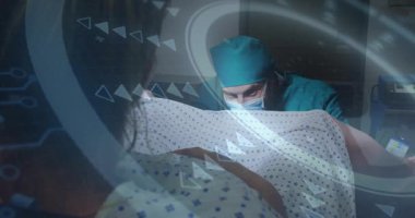Tıbbi uzman MRI tarayıcısına eğiliyor, yüzen veri grafikleriyle hastayı izliyor. Sağlık, teknoloji, tanı, profesyonellik, klinik, modern, hassasiyet