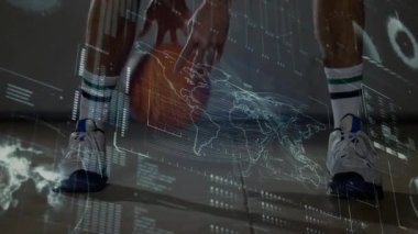 Basketbolu, dünya haritası haritalarını gösteren spor örtüleriyle sahada sürükleyen bir sporcu. Sporcu, spor, dijital, teknoloji, fitness, rekabet, veri görselleştirme