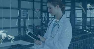 Asma katta kadın tıbbi uzman inceleme tableti, sağlık ağı verilerinin üst üste bindiğini gösteriyor. Tıbbi, yenilik, teknoloji, araştırma, sağlık, dijital, profesyonel