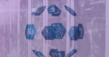 Sunucu odasının üzerinde şekiller ve simgeler. Küresel işletmeler teknolojiyi ve bağlantıları dijital olarak oluşturulmuş imajı finanse eder.