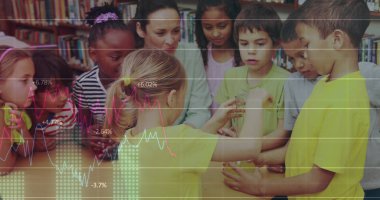 Kütüphanedeki masada şeffaf kavanozu inceleyen yetişkin rehberlik öğrencilerini grafik örtüleriyle gözlemliyorum. Eğitim, akıl hocalığı, araştırma, bilim, sınıf, öğrenme, işbirliği