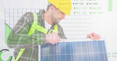 Sarı şapka takan, güvenlik yeleği giyen stüdyoda güneş panelini ayarlayan, mali tabloları olan bir adam. Sanayi, sürdürülebilirlik, teknoloji, yenilik, analitik, mühendislik, çevre