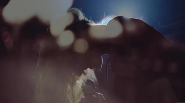 Müzik endüstrisi sahnesinde sahne alan kadın şarkıcı, animasyon projektörleri mercek parlamaları grafikleri sunuyor. Konser, performans, sahne, gece hayatı, eğlence, ışıklandırma, dramatik