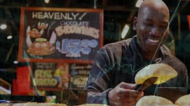 Pastaneden ekmek toplayan adam, yüzen fiyat etiketlerini ve canlandırılmış pasta simgelerini gösteriyor. Esnaf, perakende, kırsal, rahat, gurme, mevsimlik, el yapımı