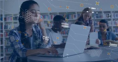 Kütüphane eğitiminde dizüstü bilgisayarlar ve defterler etrafında işbirliği yapan öğrenciler, animasyon çizelgeleri gösteriyorlar. İşbirliği, öğrenim, öğrenim, sınıf, eğitim, takım çalışması, odaklanma