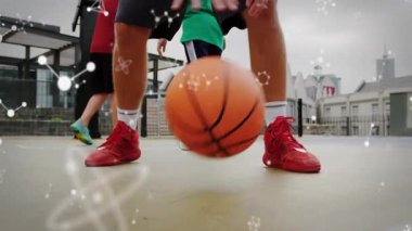 Animasyon resimlerinde kırmızı spor ayakkabılar ve ayakkabıların olduğu sahada turuncu top sürüyor. Atletik, spor, rekabet, çeviklik, fitness, takım çalışması, kentsel
