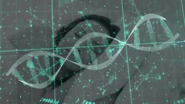 Kadın, bilim simülasyonunda kafa üstü yerde yatıyor. DNA sarmalını, kodunu ve ızgarasını gösteriyor. Futuristik, biyoteknoloji, yenilik, dijital, araştırma, bağlantı, yüksek teknoloji