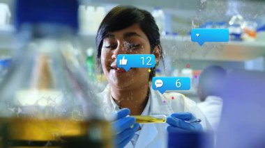 Laboratuvarda test tüpünde damlatan kullanan kadın bilim adamı moleküler tepkime simgelerini gösteriyor. Araştırma, yenilik, kimya, teknoloji, işbirliği, modern, bilimsel