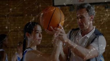 Basketbol salonunun koçu, spor teknolojisini öne çıkarıyor takip hareketini örtüyor. Spor, koçluk, akıl hocalığı, takım çalışması, eğitim, performans, dijital