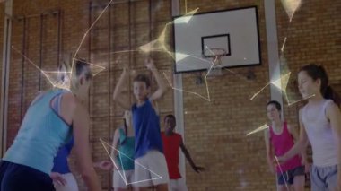 Okul jimnastik salonunda toplu atış ve ribaund, eğitim amaçlı atış yolu ve ikonalar. Atletizm, takım çalışması, enerjik, gayret, sportmenlik, rekabetçi, gençlik dolu