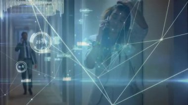 İki meslektaş parlak ağ verilerini göstererek akıllı telefon görüşmeleri yaparken ofis koridorunda yürüyorlar. Teknoloji, iletişim, bağlantı, şirket, modern, ağ, dijital